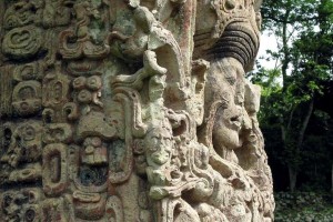 King Uaxaclajuun Ub'aah K'awiil. Stela B, Cop&aacute;n (Wikimedia Commons)