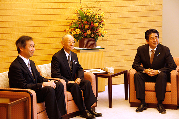 2015.10.30 Official Visit with the Prime Minister of Japan (L to R: Professor Kajita, Professor Emeritus Omura, Prime Minister Shinzo Abe)