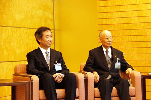 2015.10.30 Official Visit with the Prime Minister of Japan (L: Professor Kajita, R: 2015 Nobel Prize in Chemistry recipient and Kitasato University Professor Emeritus Satoshi Omura)