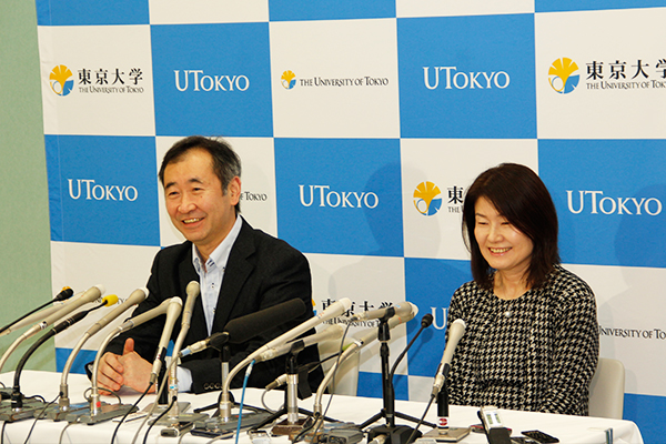 2015.12.04 Professor Kajita and his wife at the press conference held before going to Sweden