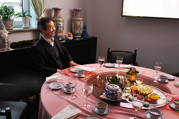 2015.12.05 Professor Kajita enjoying Chinese cuisine for lunch