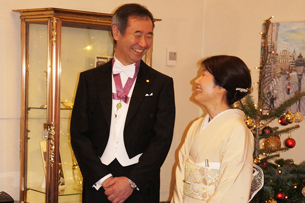 2015.12.10 Professor Kajita and his wife before attending the Nobel Prize Award Ceremony and Banquet, posing for photographs for the media