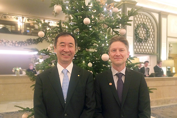 2015.12.13 Professor Kajita and Nobel Attaché Henrik Grudemo, in front of a Christmas tree displayed in the lobby of the Grand Hôtel