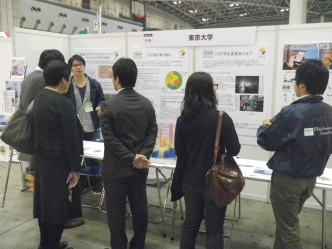 Students introducing their activities to visitors.
