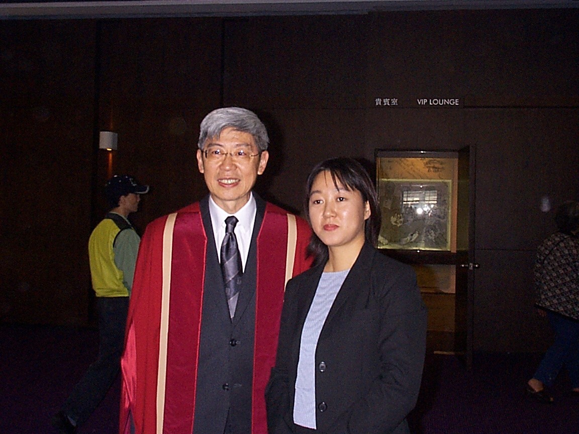 写真1:香港大学での学位授与式後に程介明教授と阿古准教授
この写真を撮ったとき、阿古准教授は学位授与式中にまとっていたガウンは脱いでしまっていたとか。阿古准教授 提供 写真1:香港大学での学位授与式後に程介明教授と阿古准教授この写真を撮ったとき、阿古准教授は学位授与式中にまとっていたガウンは脱いでしまっていたとか。阿古准教授 提供