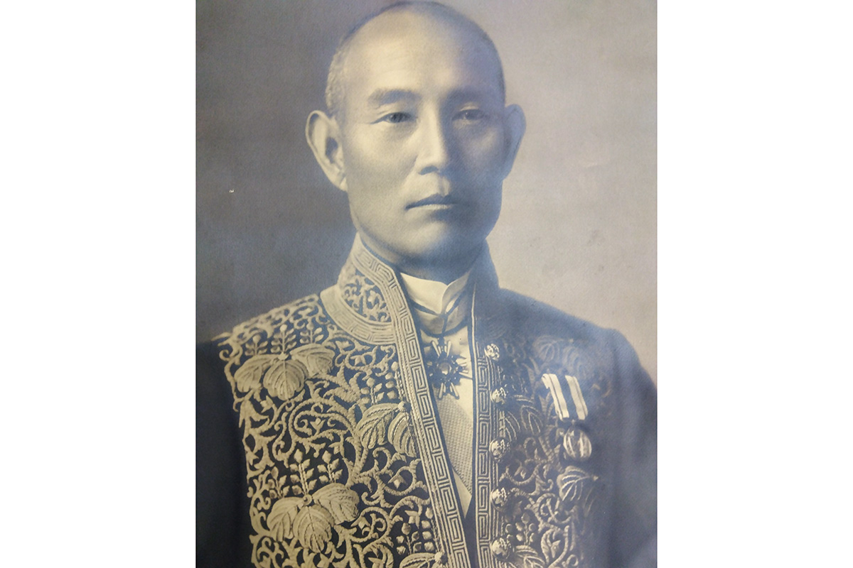 Portrait photograph of Professor Ueno