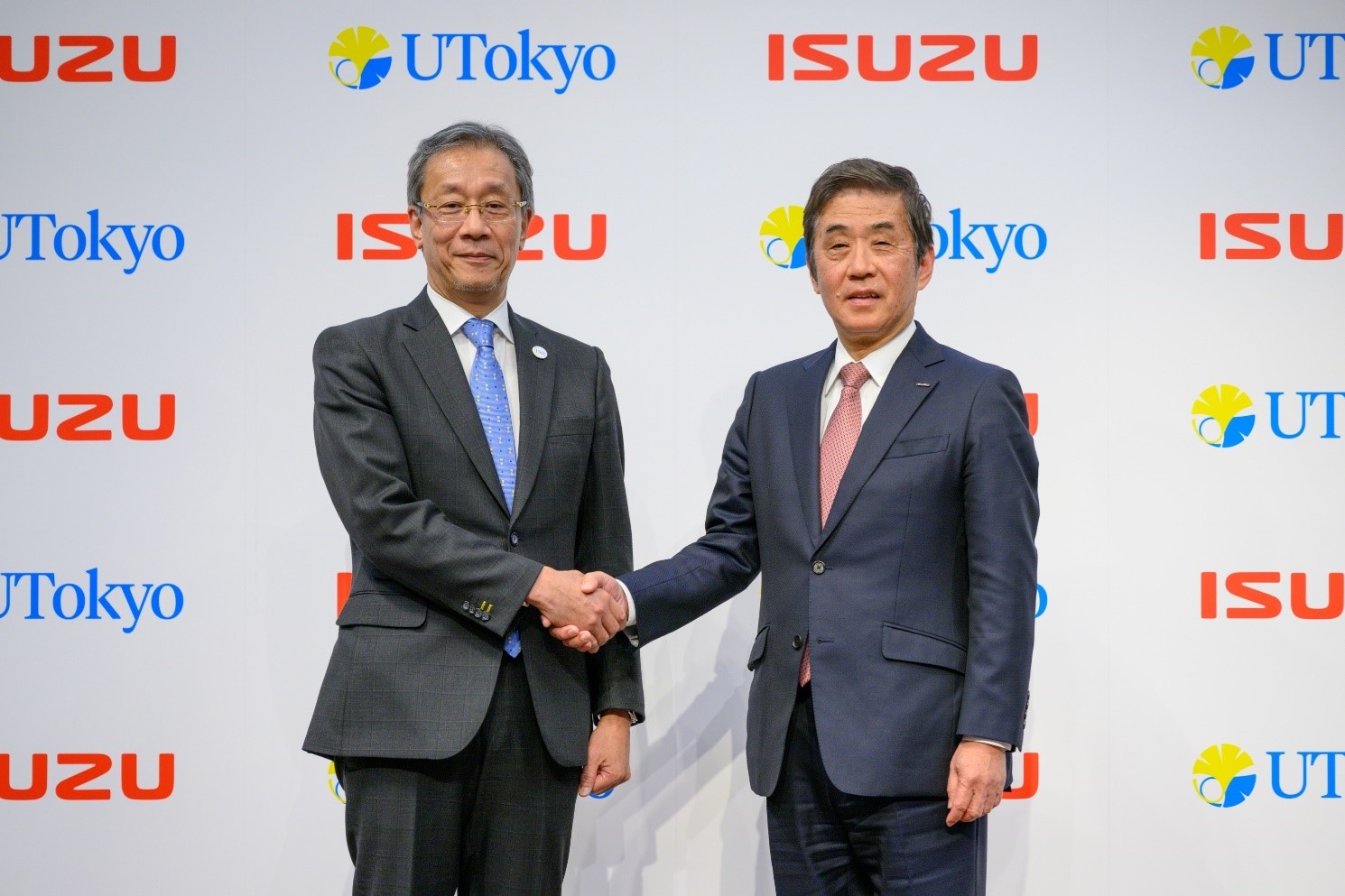 記者会見後に撮影に応じる藤井総長と片山 会長CEO