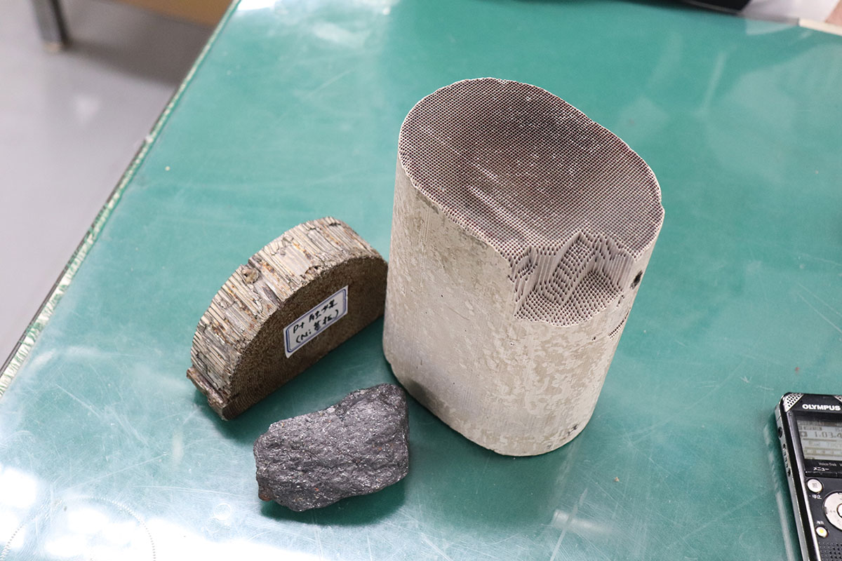 白金が含まれる自動車排ガス浄化触媒と、チタンの原料となる鉱石（酸化チタン）