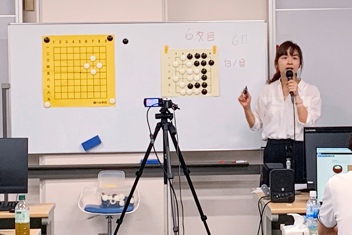 講師の吉原由香里六段。東邦大学での授業の様子。