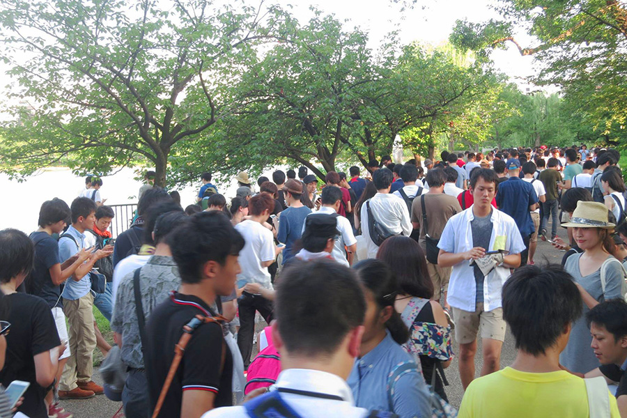 『ポケモンGO』をプレイする人たちで賑わう上野公園の様子