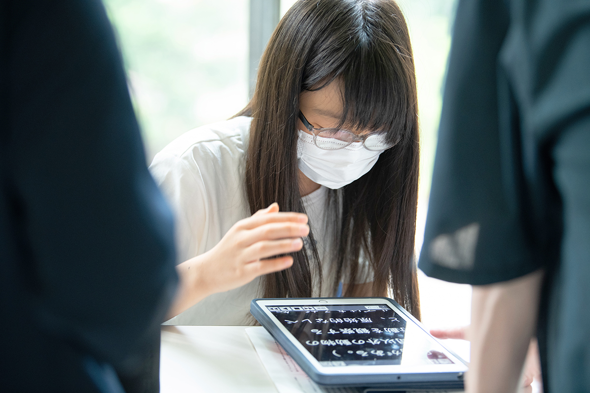 参加者が支援機器(タブレット)に触れている様子